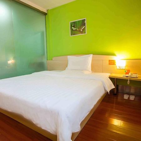 7Days Inn Guangzhou Wuyang New Town Room photo